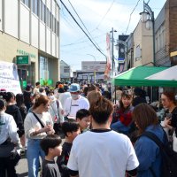 家族連れらでにぎわうＪＲ八幡宿駅西口銀座通り＝１日、市原市