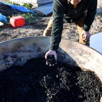 バイオ炭、千葉県内普及へ　ＣＯ２貯留、土壌改良効果　荒れた里山林解消に期待