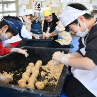 みそ仕込み　大豆や米育て　児童挑戦、１年発酵心待ち　神崎・米沢小