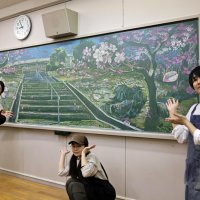 卒業祝い、サプライズ黒板アート　「え、何これ」「すごい」生徒歓声　山武・松尾高校