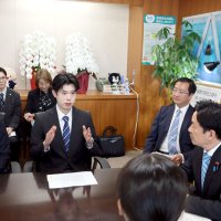 瀬戸復興副大臣（右）に取り組みを報告する関口ゼミ長