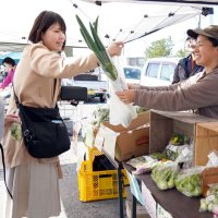自分たちで手がけた旬野菜を販売していた若手農業者グループの店先