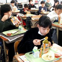 防災給食、備え学ぶ　小中学校特別メニュー　木更津　安全、たっぷりの救給カレー　【大震災ちば１５年】