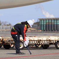 航空機の安全足元から　成田駐機場広範囲にごみ拾い　ＪＡＬグランドサービス　危険物回収リスク軽減へ活動強化