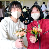 世界に一つの花飾り　胸に付け１７日卒業　長生・高根小