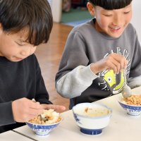 育てた大豆わら納豆に　発酵学び、味わい笑顔　神崎・米沢小