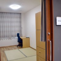 県内の児相で初めて個室化した居室。約１２平方メートルの広さ＝２５日、印西市