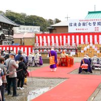 法楽を行う僧侶や詰めかけた参拝客ら
