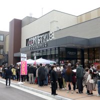 都市型ショッピングセンター「そよら」市川開業　イオン　中核商業施設に８００人列　京葉ガス工場跡地開発