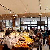 午前１０時に開店し、多くの買い物客が訪れた