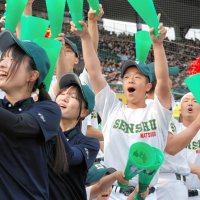 ８回表、苅部礼翔選手の適時二塁打で同点に追いつき、喜ぶマネジャーら
