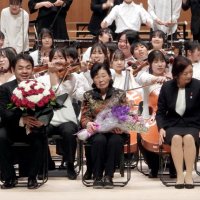 千葉県少年少女オーケストラの第３０回定期演奏会を最後に音楽監督を退任する佐治さん（中央）と同演奏会で指揮を務めた後任の下野さん（左から２人目）＝２９日、千葉市中央区の県文化会館大ホール