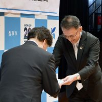 憩う場に活用を　ベンチ７台寄贈　京葉銀、香取市に