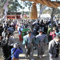 松崎神社で６０年ぶりに神幸祭が執り行われ、出社祭に臨む参加者＝８日、多古町
