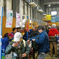 多くの日本酒が並ぶ中で試飲を楽しむ来場者＝神崎町の鍋店神崎酒造蔵