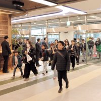 午前１０時に開業し、多くの買い物客が訪れた＝１８日、習志野市
