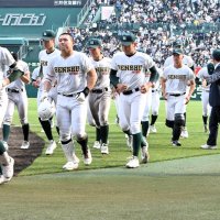 大阪桐蔭に敗れ、引き揚げる専大松戸ナイン＝２９日、兵庫県西宮市の甲子園球場　比嘉佑介撮影