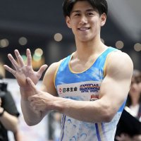 男子個人総合で史上２人目の６連覇を達成した橋本大輝＝１９日、高崎アリーナ（共同）