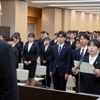 ＮＡＡの藤井社長を前に意気込みを語る新入社員ら＝１日、成田市