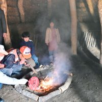 完成した竪穴住居で行われた火入れ式＝２日、千葉市若葉区の特別史跡加曽利貝塚