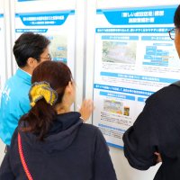 成田空港の機能強化の意義や補償に関するＮＡＡの対話型説明会＝昨年１０月、芝山町