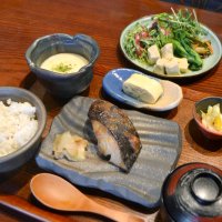 「むぎとろ御膳と銀だら西京漬け焼き（税込み２６００円）」。地元野菜のビュッフェが付く