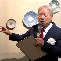 作品を解説する飯塚勝康さん
