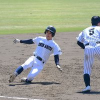 幕張総合―千葉北　５回表千葉北無死、柴田（左）が中超え打を放ち、三塁に滑り込む。三塁手工藤＝県総合ＳＣ
