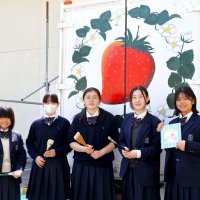トラック、トイレ鮮やかに　成田北高美術部員と生徒コラボ　キュートなイメージへ刷新