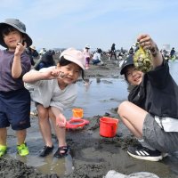 アサリ手に「採れたよ！」　船橋・三番瀬　潮干狩り客でにぎわう