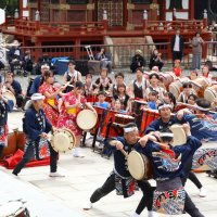 県内外から集まった太鼓奏者が見つめる中、激しいパフォーマンスを披露した「銚子はね太鼓保存会」＝１８日、成田市
