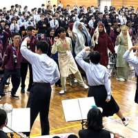 異文化理解和やかに　木更津畑沢中マレーシア生徒と交流