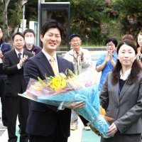 「話し合い、学び合う街へ」　初登庁、渡辺市長が抱負　南房総市