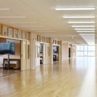 セミオープン形式の教室と幅広い廊下