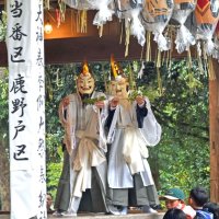 豊作願い「笹川の神楽」　児童、みこ姿で伝統の舞　おはやし合わせ優雅に　東庄