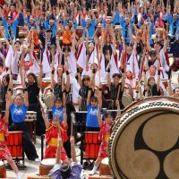 ごう音響かせ平和祈る　成田太鼓祭　５８０人打ち鳴らす　きょう１９日まで、参道パレードも