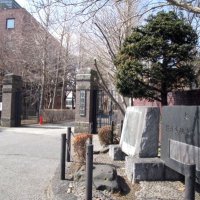 愛国学園正門