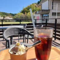 自家製ジェラートやアイスコーヒーもあり、テラス席では緑の校庭を眺めながらくつろげる
