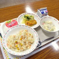 コーンピラフやシチュー、西洋野菜のサラダなどが並んだ佐倉中のメニュー