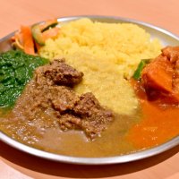 小皿に入ったカレーを自分で盛りつけて完成する「サービスターリ」