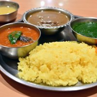 小皿に入ったカレーを自分で盛りつけて完成する「サービスターリ」
