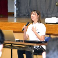 「謙虚さ持って挑戦を」　元トライアスロン五輪代表・佐藤優香さん　母校・佐倉中で講演、後輩にエール