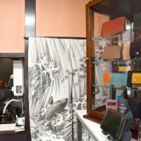 店内には洋一さんが手掛けた革財布が展示されている
