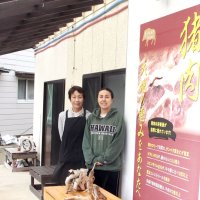 館山ヴィルトファクトリーの加工場の前に立つ上田訓子さん（左）と梶山奈々さん＝館山市