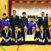 男子団体で優勝した成田西剣道クラブののメンバーら