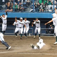苅部の２点打で二走宮尾（４）が生還し、逆転サヨナラ勝ちで４連覇を決めて喜ぶ専大松戸ナイン。捕手関川＝県総合ＳＣ
