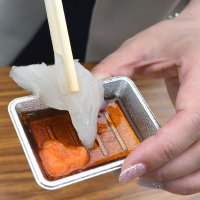 瞬〆されたスズキの刺身。地元漁師のお薦め通りポン酢との相性も抜群