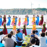 屏風ケ浦を背にダンス　ハワイアンフェス　きょう１０日まで　銚子