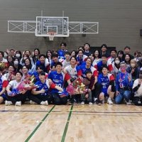 ファンと一緒に写真を撮る千葉ドットの選手ら＝１０日、千葉市中央区