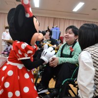 ミニーと交流し、笑顔を見せる子どもたち＝１３日、四街道市の下志津病院